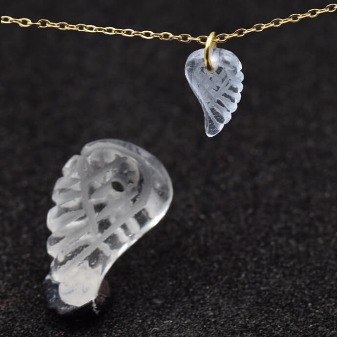 Rock crystal wing pendant 13-16x8mm - Hole: 0.9mm. Also called Quartz Crystal - Sold by 1