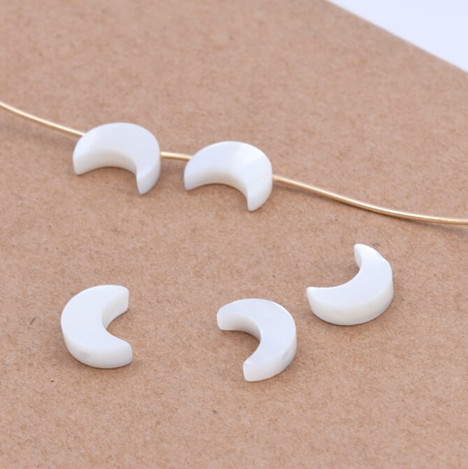 Moon bead White shell 8x6mm - hole: 0.5mm (5)