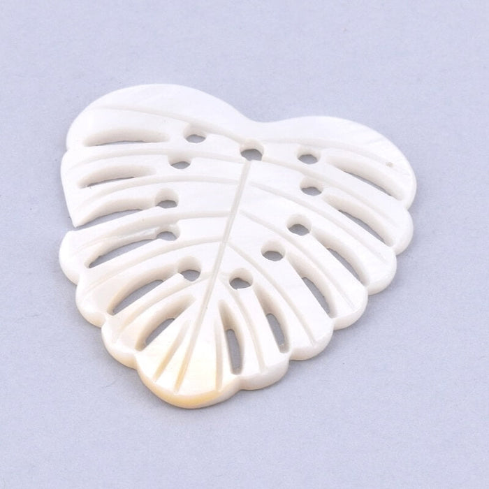 Shell pendant white Monstera leaf 31x30mm (1)