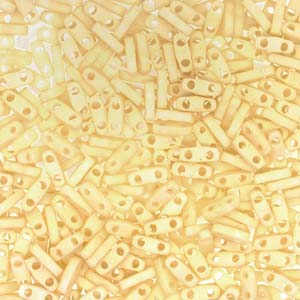 Cc2021 - Miyuki QUARTER tila beads MATT opaque cream 1.2mm (50 beads)
