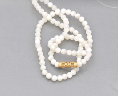 Bead round natural white shell 4mm, hole 0.8mm strand (1)