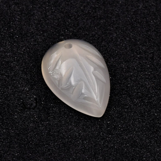 Carved leaf pendant Beige white agate - 19x14mm - Hole: 0.8mm (1)