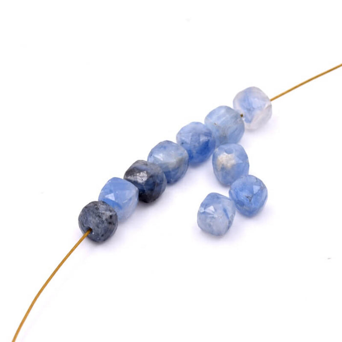 Blue kyanite faceted cube beads - 4mm - hole: 1mm (10)