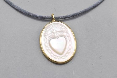 Pendant natural white shell engraved sacred heart set with golden plated 20mm hole 2.5mm (1)